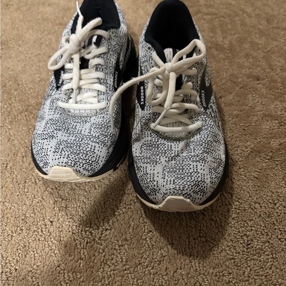 Brooks Monochrome Knit Running Shoes - Picture 2 of 3